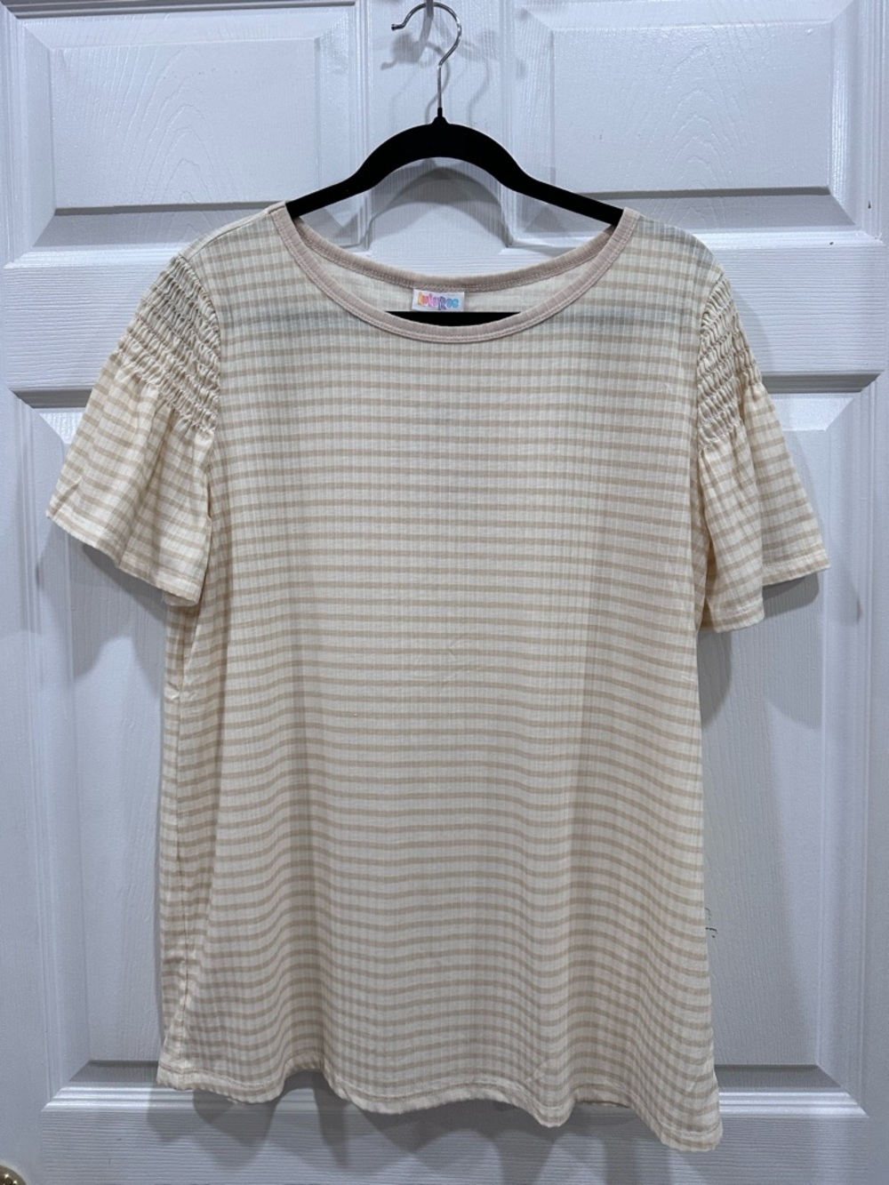 LuLaRoe Stephanie Flutter Smock Sleeve Beige & Cream Ribbed Short Sleeve Top